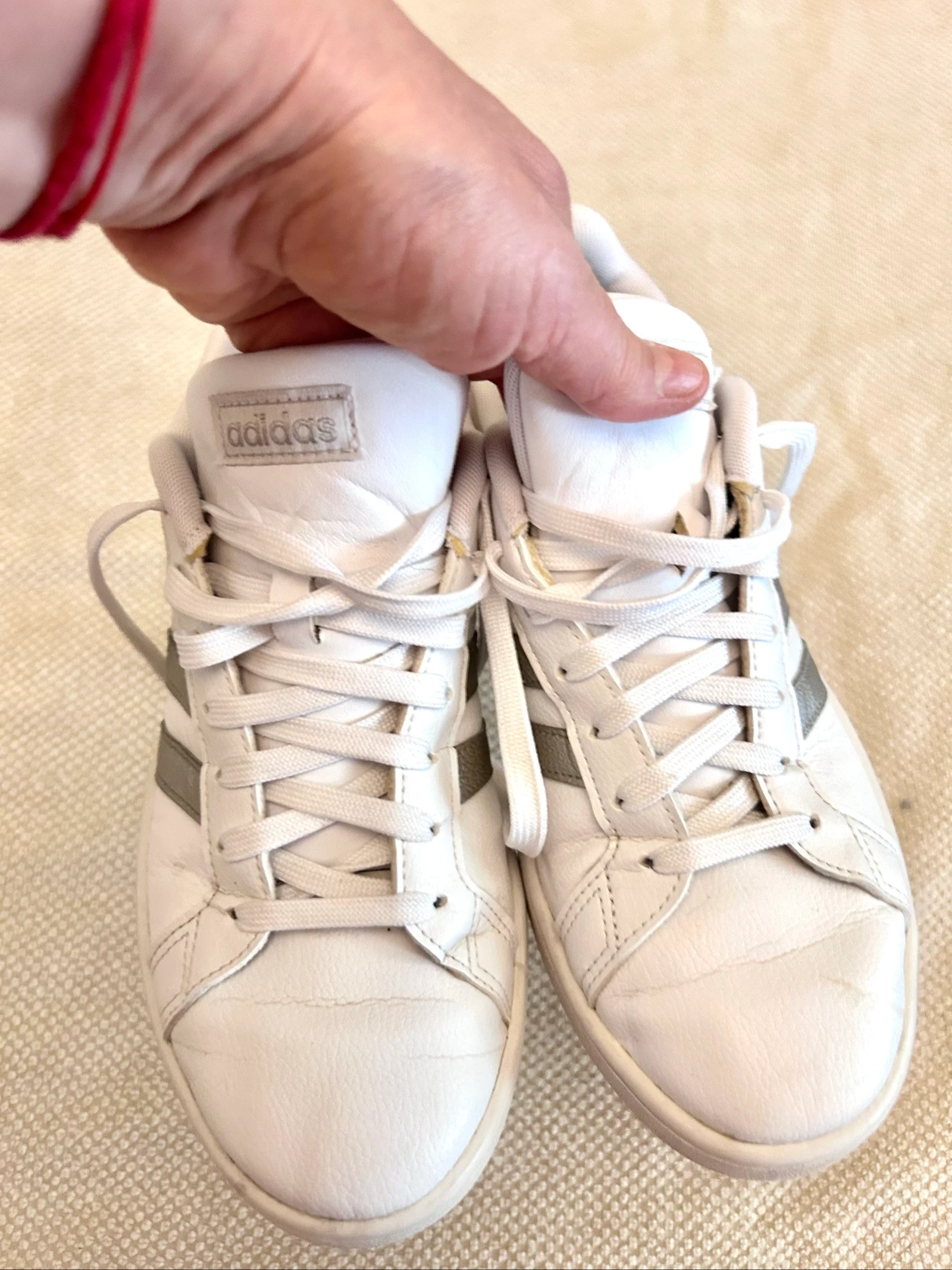 Tênis Adidas Grand Court na cor branca com as três faixas prateadas metalizadas – photo 5